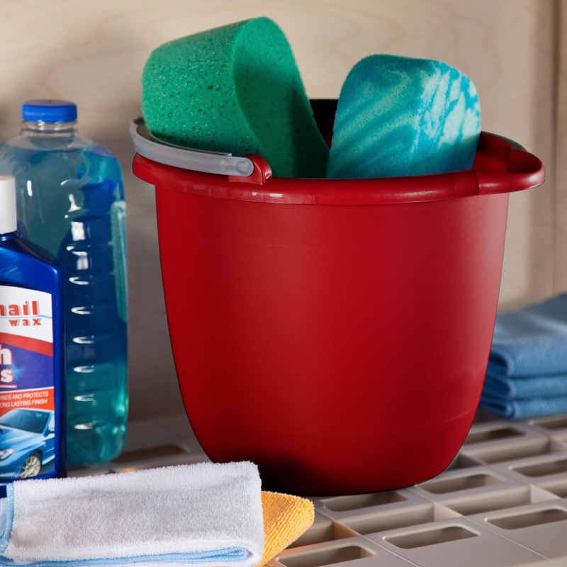 Sterilite 10 Quart / 9.5 Liter Spout Pail Red
